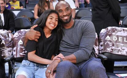 Kobe Bryant abraza a su hija Gianna en un partido de los Lakers en noviembre de 2019.