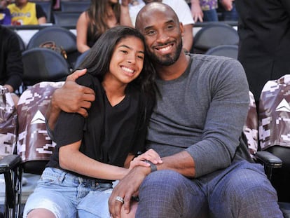 Kobe Bryant abraza a su hija Gianna en un partido de los Lakers en noviembre de 2019.