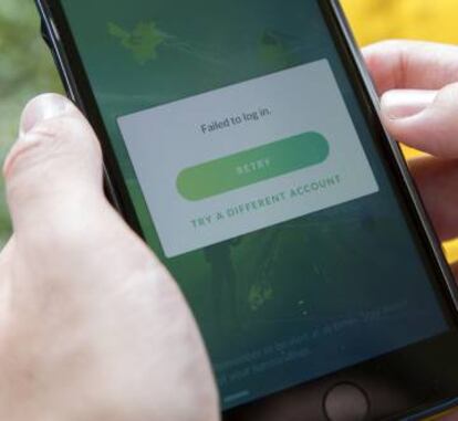 Mensaje de error en el móvil de un usuario que intenta jugar Pokémon Go.