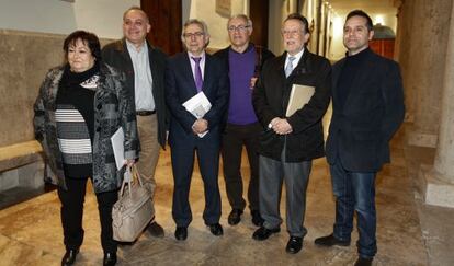 Participantes en la mesa organizada por la federación de vecinos.