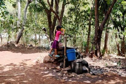 Una niña bebe agua de un pozo en la aldea San Andrés de Moyuta (Guatemala).