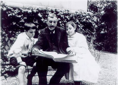 El escritor portugués Eça de Queiroz con sus hijos José Maria y Maria, en Neuilly, cerca de París, en los años noventa del siglo XIX.