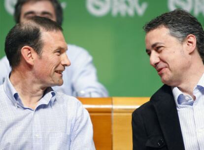 El <i>lehendakari</i>, Juan José Ibarretxe, y el líder peneuvista, Iñigo Urkullu, durante la Asamblea Nacional del PNV.