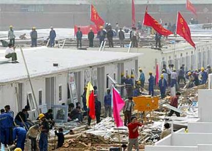 Cientos de trabajadores levantan edificios prefabricados en una zona de Pekín que será usada para los infectados de neumonía.
