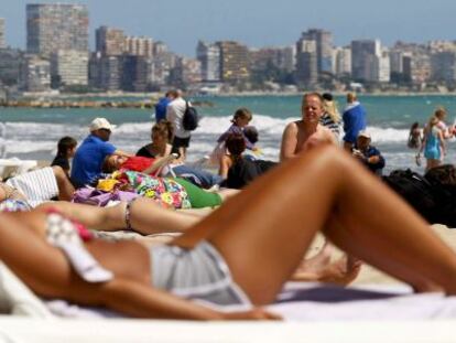 Turistas en la playa del Postiguet (Alicante)