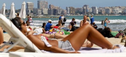 Turistas en la playa del Postiguet (Alicante)