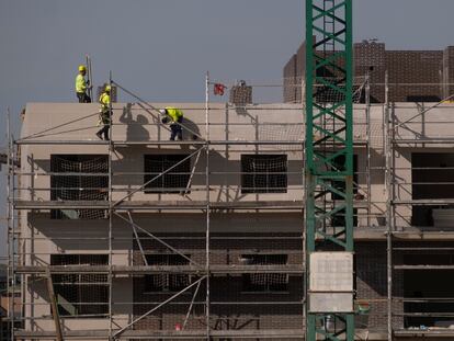 Trabajadores de construcción, el pasado enero en Sevilla.