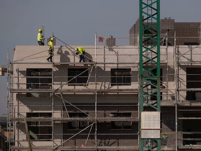 Trabajadores de la construcción en Sevilla, en 2021.