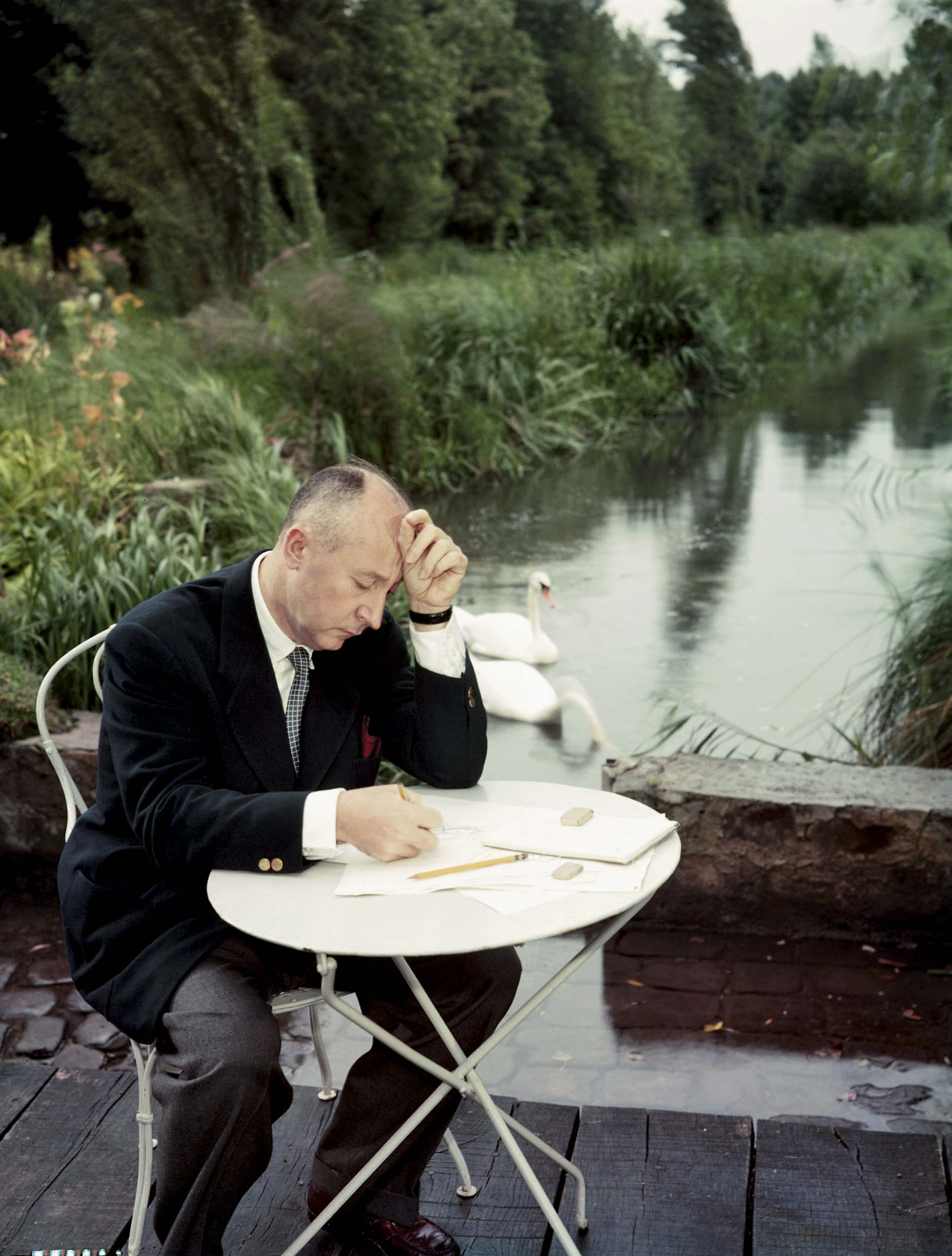 Christian Dior dibuja en una casa familiar, en Milly-la-Forêt, en torno a 1954.