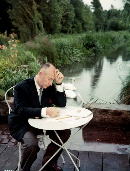 Christian Dior dibuja en una casa familiar, en Milly-la-Forêt, en torno a 1954