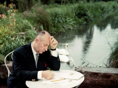 Christian Dior dibuja en una casa familiar, en Milly-la-Forêt, en torno a 1954