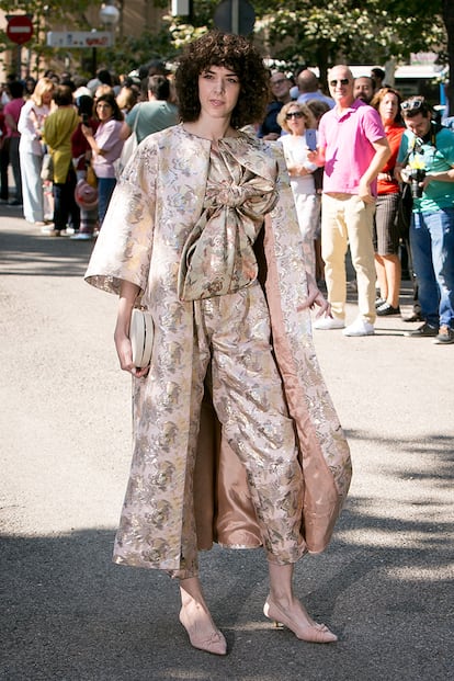 Brianda Fitz James Stuart, prima del novio e hija del conde de Siruela, apostó por el diseño nacional con un original look formado por top, pantalón y abrigo estampado de Duyos. Brianda es conocida en la industria de la moda por ser diseñadora de estampados.