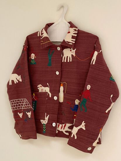 Chaqueta con bordados de animales elaborada en Barcelona a partir de un tejido procedente de Myanmar.