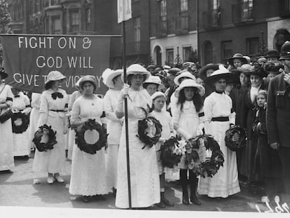 Procesión de 'suffragettes' atravesando Londres durante el funeral de Emily Davison. 