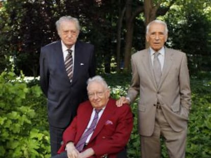 Fernando Álvarez de Miranda, José Federico de Carvajal y Carlos María Brú, en una foto del pasado junio.