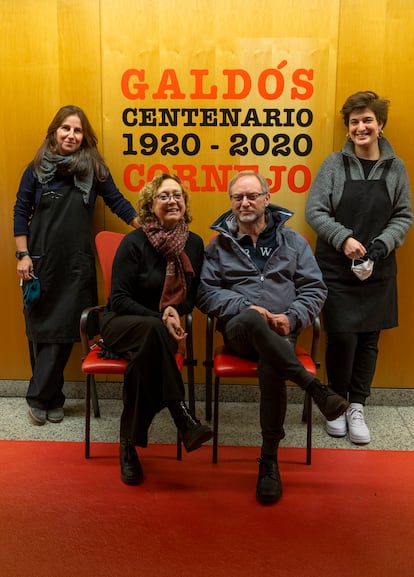 La comisaria de la exposición Carmen Lucini posa junto a los miembros de su equipo Sven Nebel, Leila Martínez (izquierda) y Laure Cerbelaud