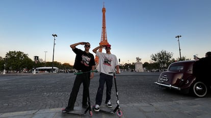 Ibai y Gorka con la Torre Eiffel a su llegada a París después de 30 días de viaje en patinete, en una foto cedida por ellos.