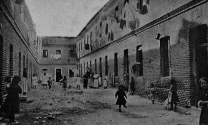 Niños y adultos entre la inmundicia de la calle. La mortalidad por tuberculosis, llamada “la enfermedad de la vivienda” por cómo prosperaba en los entornos mal ventilados, es altísima en la zona: 4,70 por cada 1.000 habitantes.