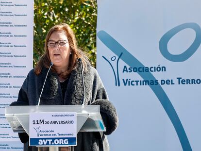 La presidenta de la Asociación de Víctimas del Terrorismo (AVT), Maite Araluce, en el acto organizado en el Bosque del Recuerdo del parque de El Retiro, este lunes, con motivo del 20º aniversario del 11-M.