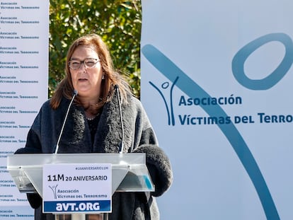 La presidenta de la Asociación de Víctimas del Terrorismo (AVT), Maite Araluce, en el acto organizado en el Bosque del Recuerdo del parque de El Retiro, este lunes, con motivo del 20º aniversario del 11-M.