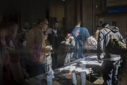 Ambiente de las elecciones municipales y europeas en el colegio electoral de Universitat de Barcelona.