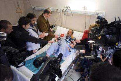 Oiarzabal atiende a la prensa en un hospital de Zaragoza.