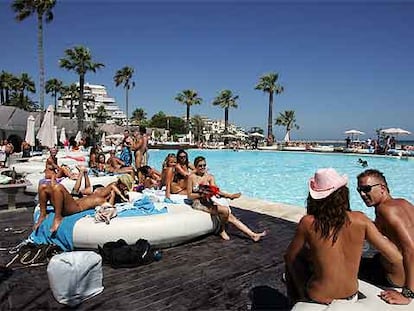 El Ocean Club, en la playa del Duque de Marbella, un espacio con tumbonas redondas y la mejor sala <b><i>chill out</b></i> de la zona costera.