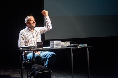 Yasser Mroué durante una presentación pasada de 'Riding on a Cloud'