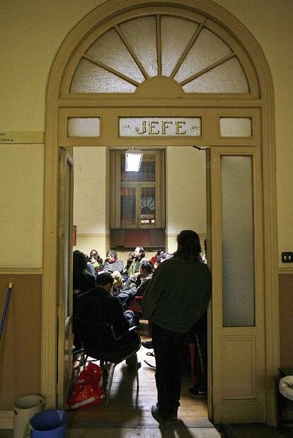 Asamblea de vecinos ayer en el antiguo edificio de Tabacalera.