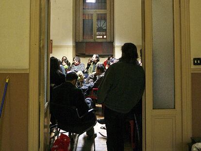 Asamblea de vecinos ayer en el antiguo edificio de Tabacalera.