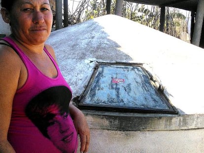 A gricultora e cisterneira Lourdes da Silva Oliveira: m&atilde;o na massa.  