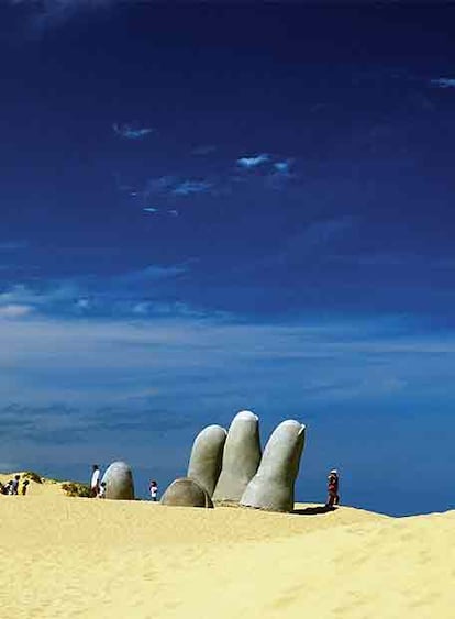 <i>La mano,</i> obra del chileno Mario Irarrázabal, construida en ferrocemento sobre una duna en Punta del Este, Uruguay.