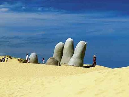 <i>La mano,</i> obra del chileno Mario Irarrázabal, construida en ferrocemento sobre una duna en Punta del Este, Uruguay.