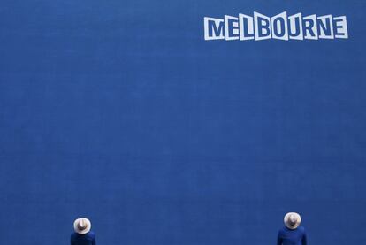 Los jueces de línea durante el partido de tenis entre el español Tommy Robredo y el francés Julien Benneteau en el abierto de Australia que se celebra en Melbourne.