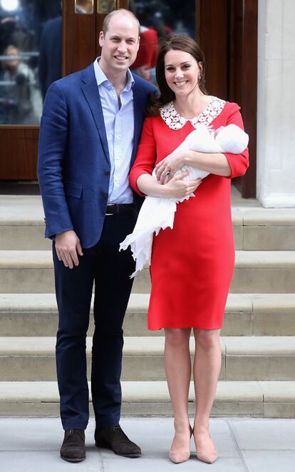 El príncipe William y Kate Middleton presentando a su hijo Louis siete horas después de su nacimiento.