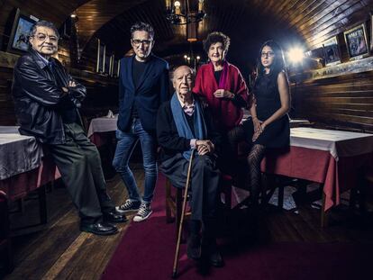 De izquierda a derecha, Sergio Ramírez, Patricio Pron, Jorge Edwards, Margo Glantz y Mónica Ojeda, en el sótano del café Gijón de Madrid.