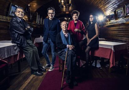 De izquierda a derecha, Sergio Ramírez, Patricio Pron, Jorge Edwards, Margo Glantz y Mónica Ojeda, en el sótano del café Gijón de Madrid.