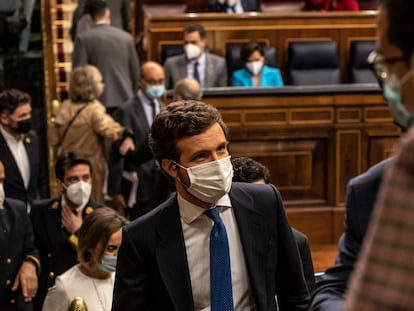 El líder de la oposición, Pablo Casado (en primer termino), el miércoles en el Congreso. Al fondo, el presidente del Gobierno, Pedro Sánchez.