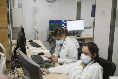 La doctora Zapatero habla a diario con los familiares de sus pacientes para comunicarles su situación. En la imagen, se dispone a empezar la ronda de llamadas.