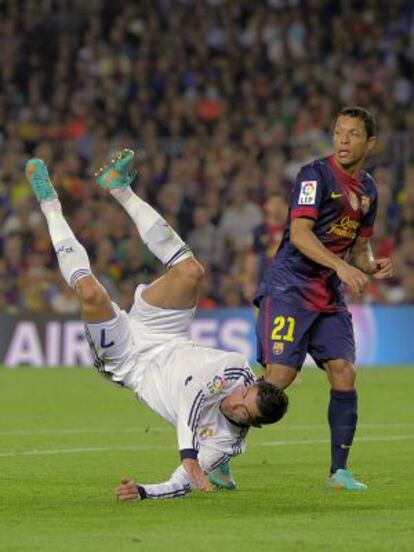 Adriano observa un remate fallido de Cristiano Ronaldo