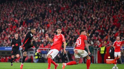Raphinha remata a gol y logra el tanto de la victoria del Barça en Lisboa.