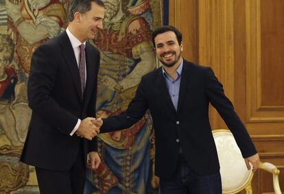El Rey saluda a Alberto Garzón en su segunda audiencia en La Zarzuela.