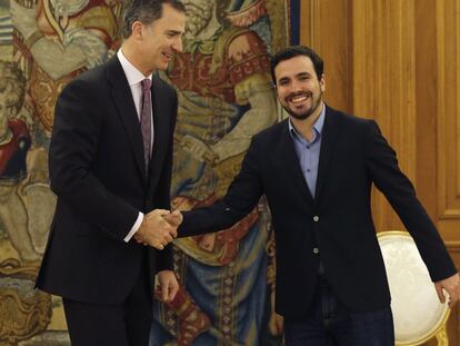 El Rey saluda a Alberto Garz&oacute;n en su segunda audiencia en La Zarzuela.