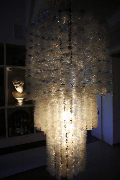 Lámpara de Dominique Lafourcade construida con trozos de botellas de agua mineral.