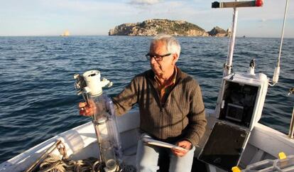 Josep Pascual, observador meteorológico del Cap de Creus, toma la temperatura del agua frente a las Illes Medes.