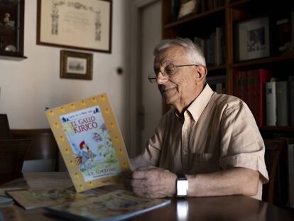 Antonio Rodríguez Almodóvar, en su casa de Sevilla, con el cuento 'El gallo Kiriko'.