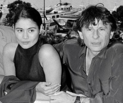 Charlotte Lewis y Roman Polanski posan en Cannes en 1986.