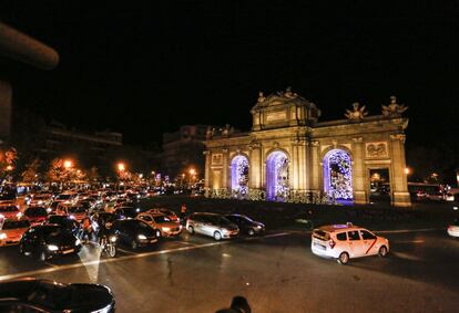 Además de las decoraciones en la Plaza de España, otra gran novedad es la iluminación del Retiro. Se mantienen los belenes figurativos de las puertas históricas de la ciudad y la gran bola lumínica delante del Edificio Metrópolis. En la foto, el belén de la Puerta de Alcalá.