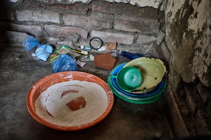 Todas las chicas cocinan su comida dentro del burdel. En un rincón de la habitación, Roozani guarda la harina de maíz con la que elabora la 'nsima', la comida más popular y barata de Malaui.