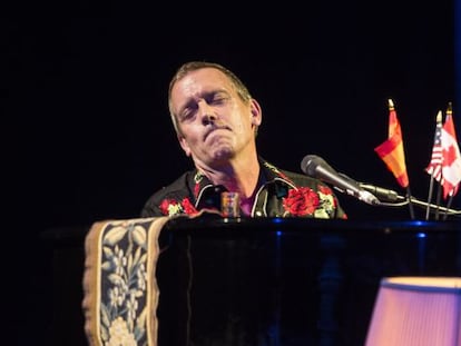 Hugh Laurie, durante su actuaci&oacute;n con la Copper Bottom Band en Barcelona. 